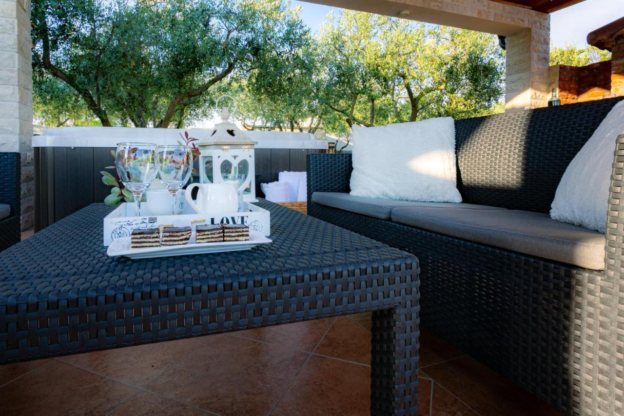 Villa Lorema-Jacuzzi,pool,billiard,table tennis&football Sveti Filip i Jakov Esterno foto