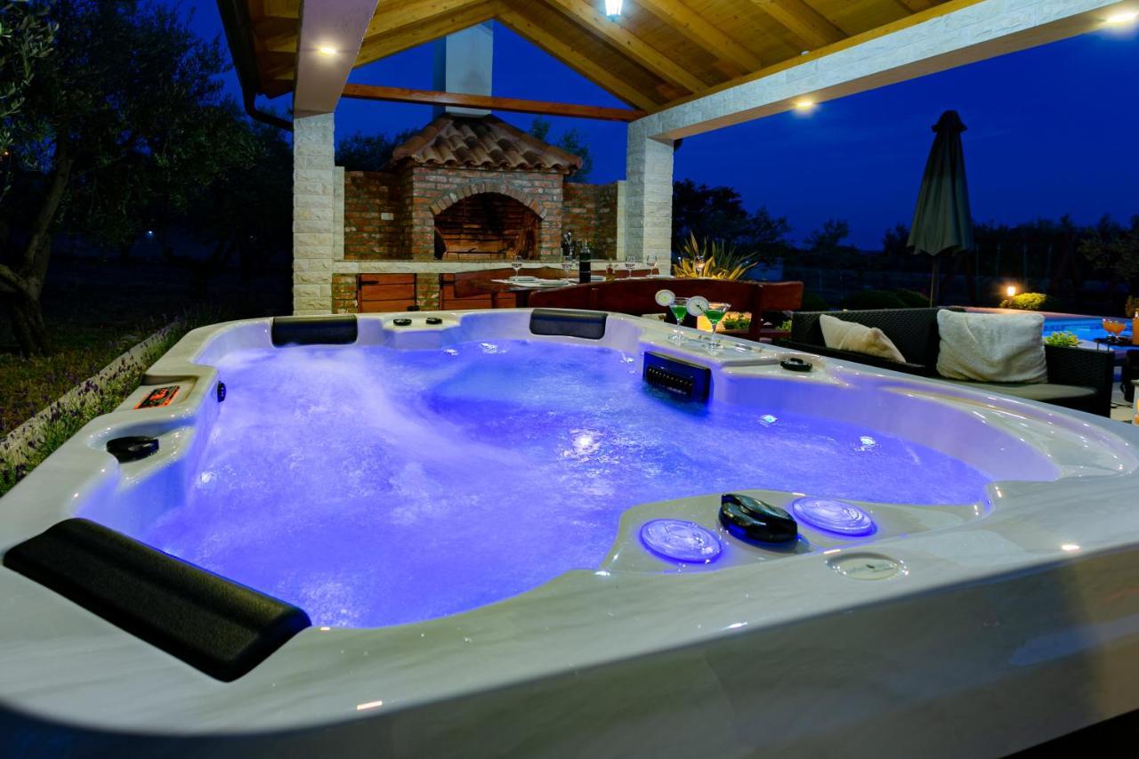 Villa Lorema-Jacuzzi,pool,billiard,table tennis&football Sveti Filip i Jakov Esterno foto