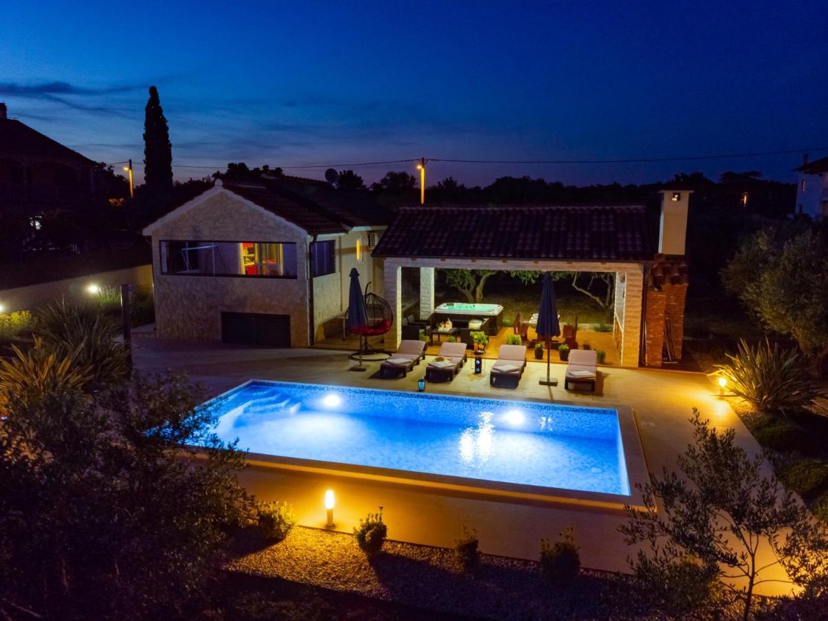 Villa Lorema-Jacuzzi,pool,billiard,table tennis&football Sveti Filip i Jakov Esterno foto