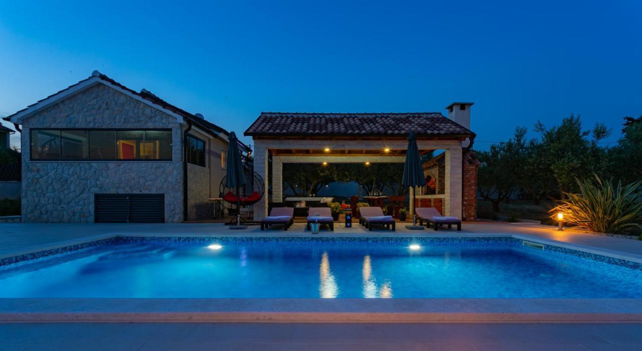 Villa Lorema-Jacuzzi,pool,billiard,table tennis&football Sveti Filip i Jakov Esterno foto