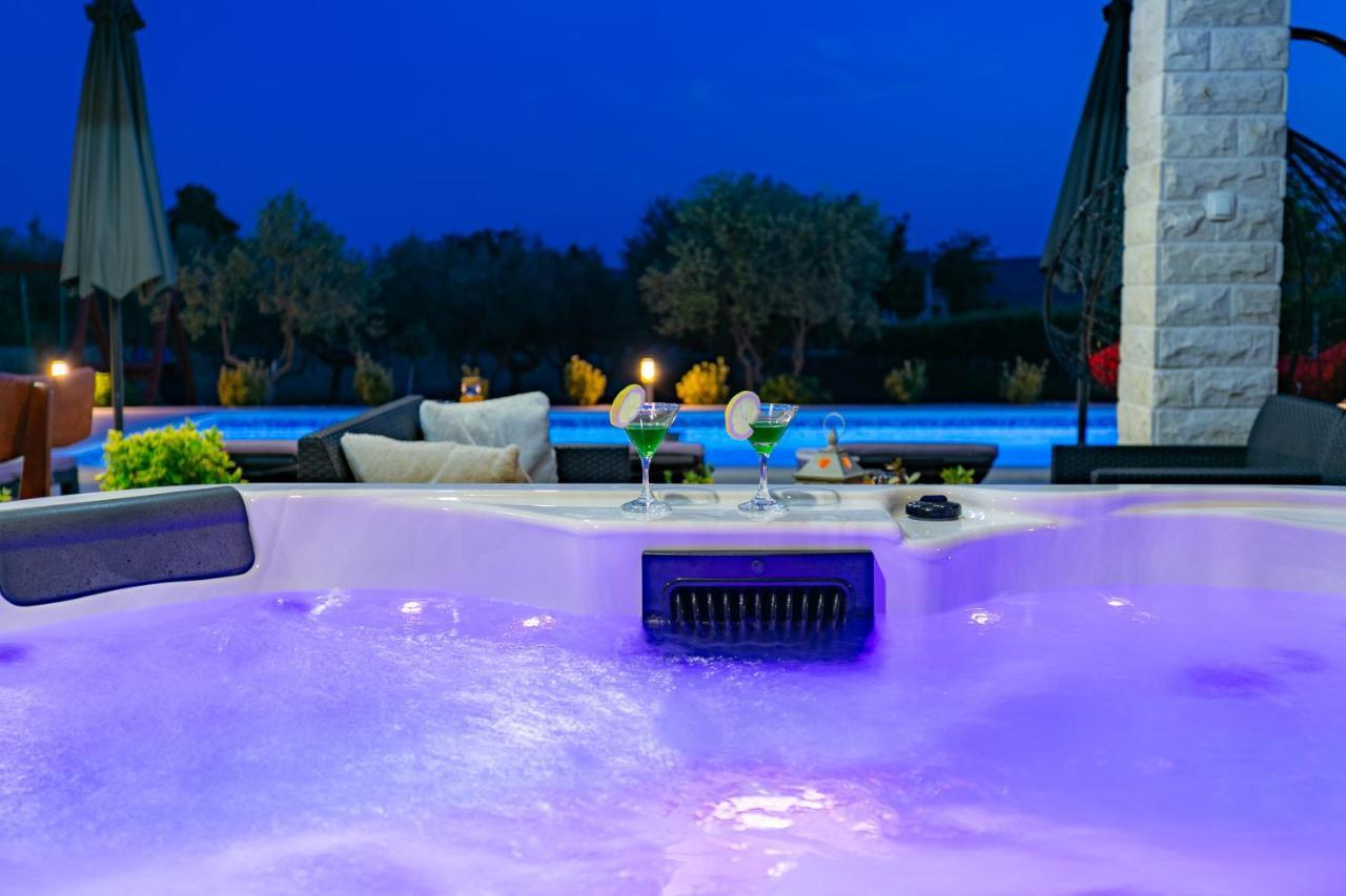 Villa Lorema-Jacuzzi,pool,billiard,table tennis&football Sveti Filip i Jakov Esterno foto