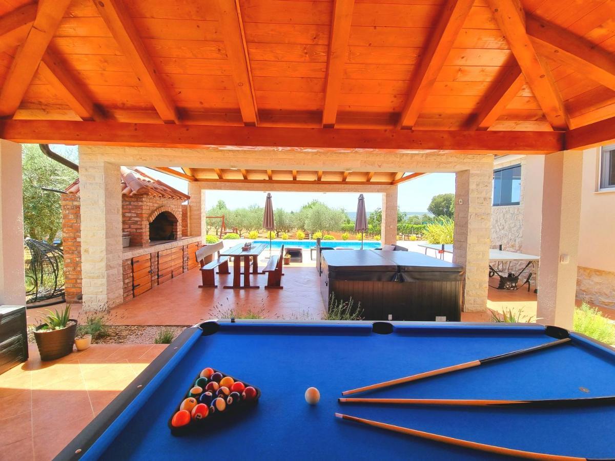 Villa Lorema-Jacuzzi,pool,billiard,table tennis&football Sveti Filip i Jakov Esterno foto